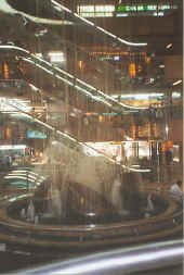 interno di centro commerciale.jpg (32283 byte)