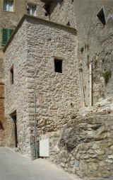 Dettaglio paese del Sasso Pisano.jpg (544641 byte)